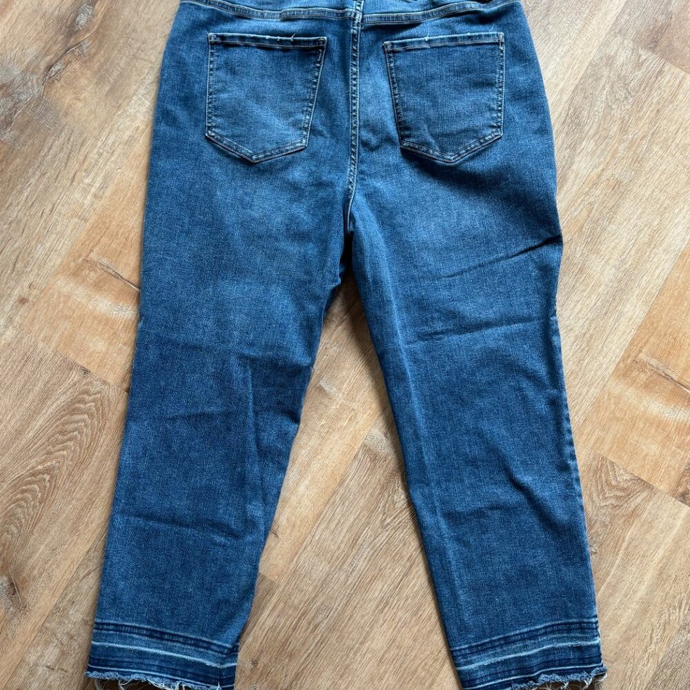 Time & Tru Cropped Distressed Jeans - Picture 4 of 4